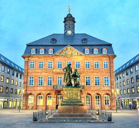 Die Statue der Gebrüder Grimm vor 
							dem Hanauer Rathaus, gegenüber der Zahnarztpraxis Dr. Blum und Partner.
